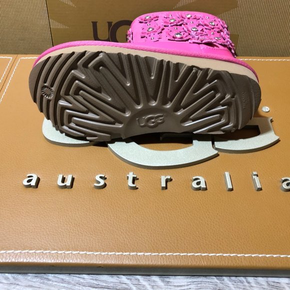 NEW KIDS UGG CLASSIC SHORT II PETALS PINK Toddler/Youth/Womens - Picture 7 of 7